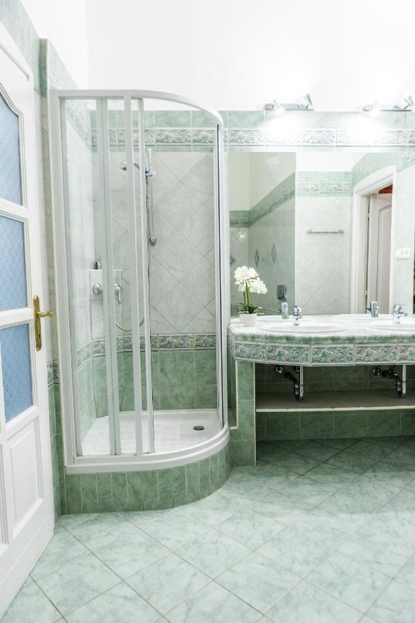 Luxury Downtown 3 Bedroom By Synagoge With Beautiful View Budapest